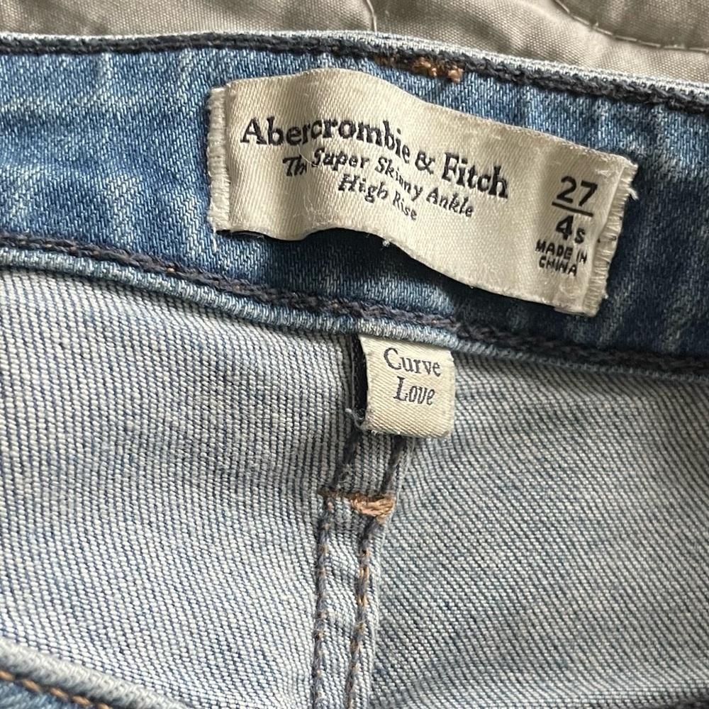Never worn A&F Curve Love high rise jeans